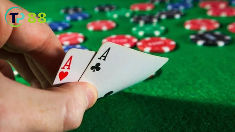 Mẹo Chơi Xì Tố Là Gì? Bí Quyết Chiến Thắng Dành Cho Người Mới 3 Học Poker: xem ván bài, phân tích nước đi.