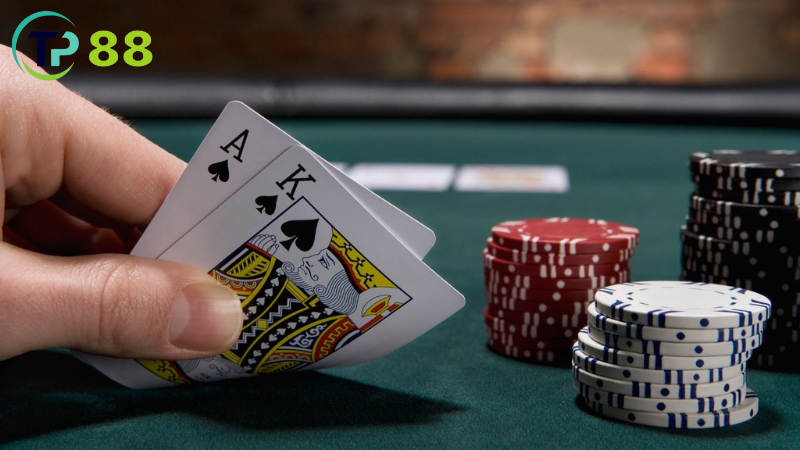 Cách chia bài Poker chuẩn xác: Hướng dẫn cho người mới 3 Poker 5 lá: mỗi người năm lá úp.