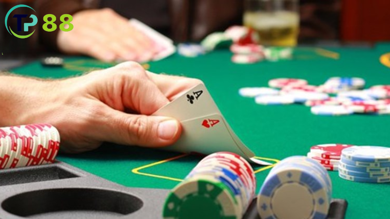 Cách chơi bài Poker Texas: Hướng dẫn chi tiết cho người mới 2 Texas Hold'em: Pre-flop, Flop, Turn, River, Showdown.